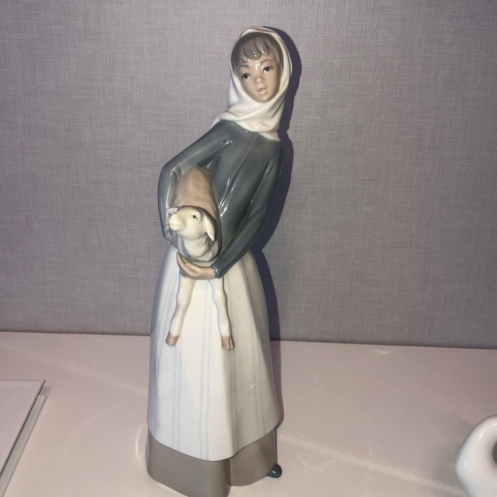 LLADRO GIRL WITH GOAT